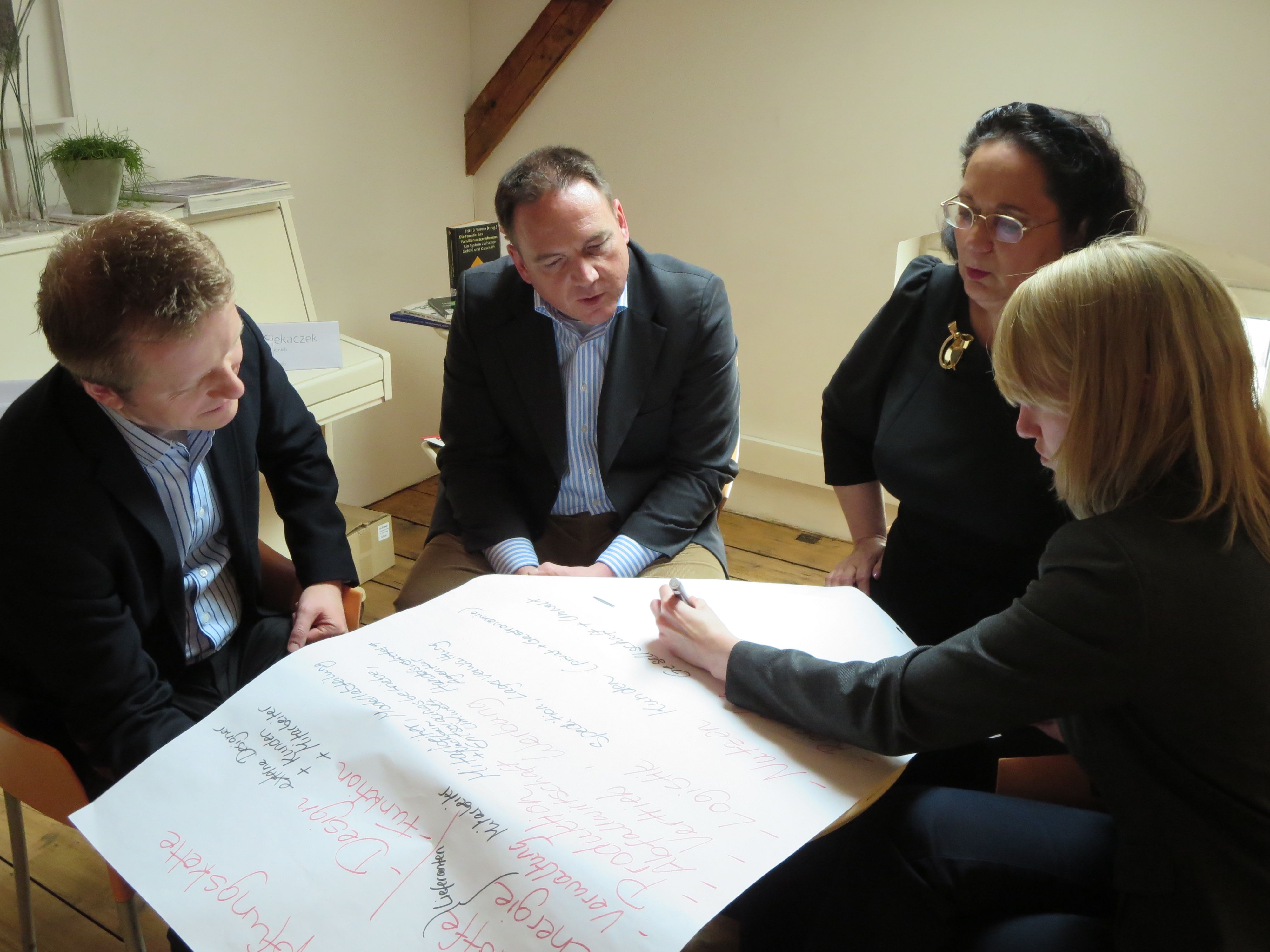 Teilnehmer arbeiten gemeinsam an CSR-Themen